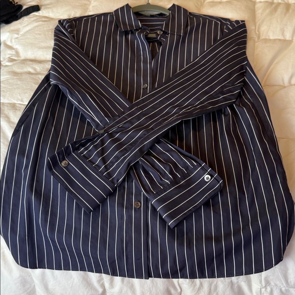 Stunning Theory dress shirt, classic colors pinstripe